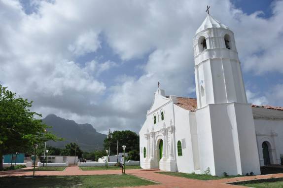 Observando a igreja de Santa Ana, cidade histórica na península de Paraguaná, ponto mais ao norte da Venezuela